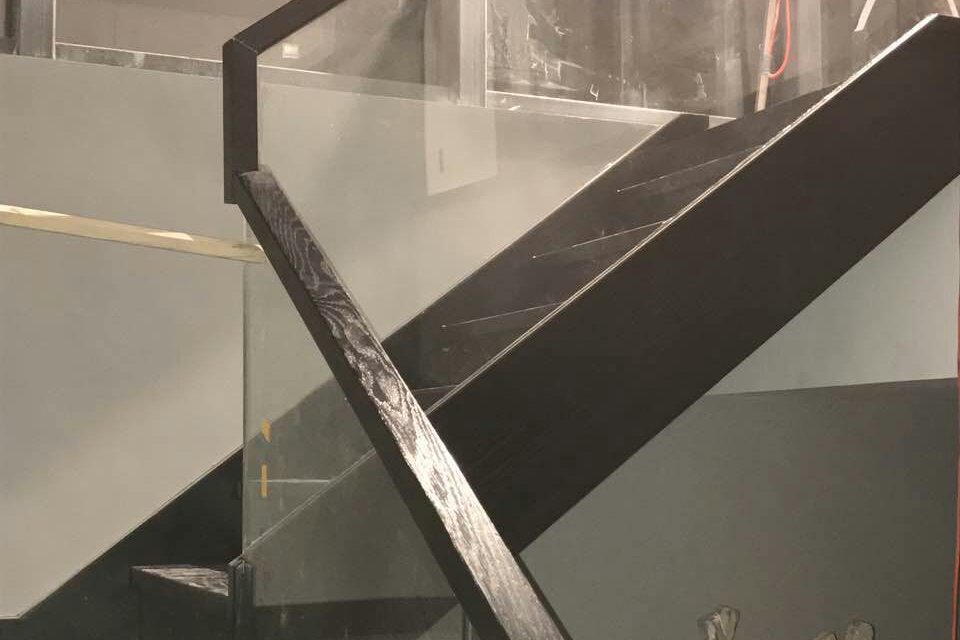 （西安市厂家直销实木楼梯）美国红橡木定制玻璃护栏实木楼梯-鸿基楼梯