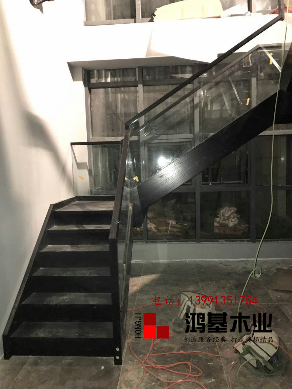 (西安市厂家直销实木楼梯)美国红橡木定制玻璃护栏实木楼梯-鸿基楼梯