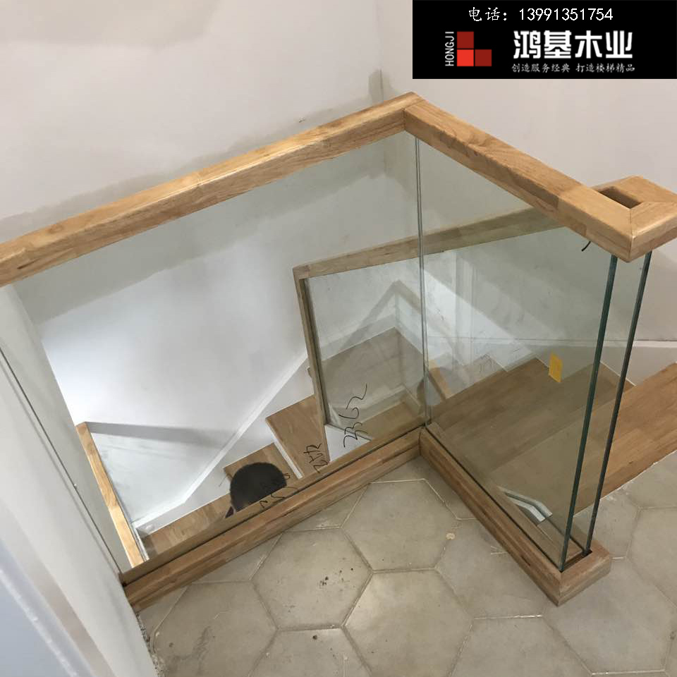 (西安市厂家直销实木楼梯)泰国橡胶木定制玻璃护栏实木楼梯-鸿基楼梯
