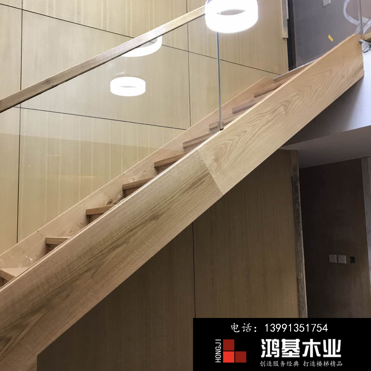 (西安市厂家直销实木楼梯)美国红橡木定制玻璃护栏实木楼梯-鸿基楼梯