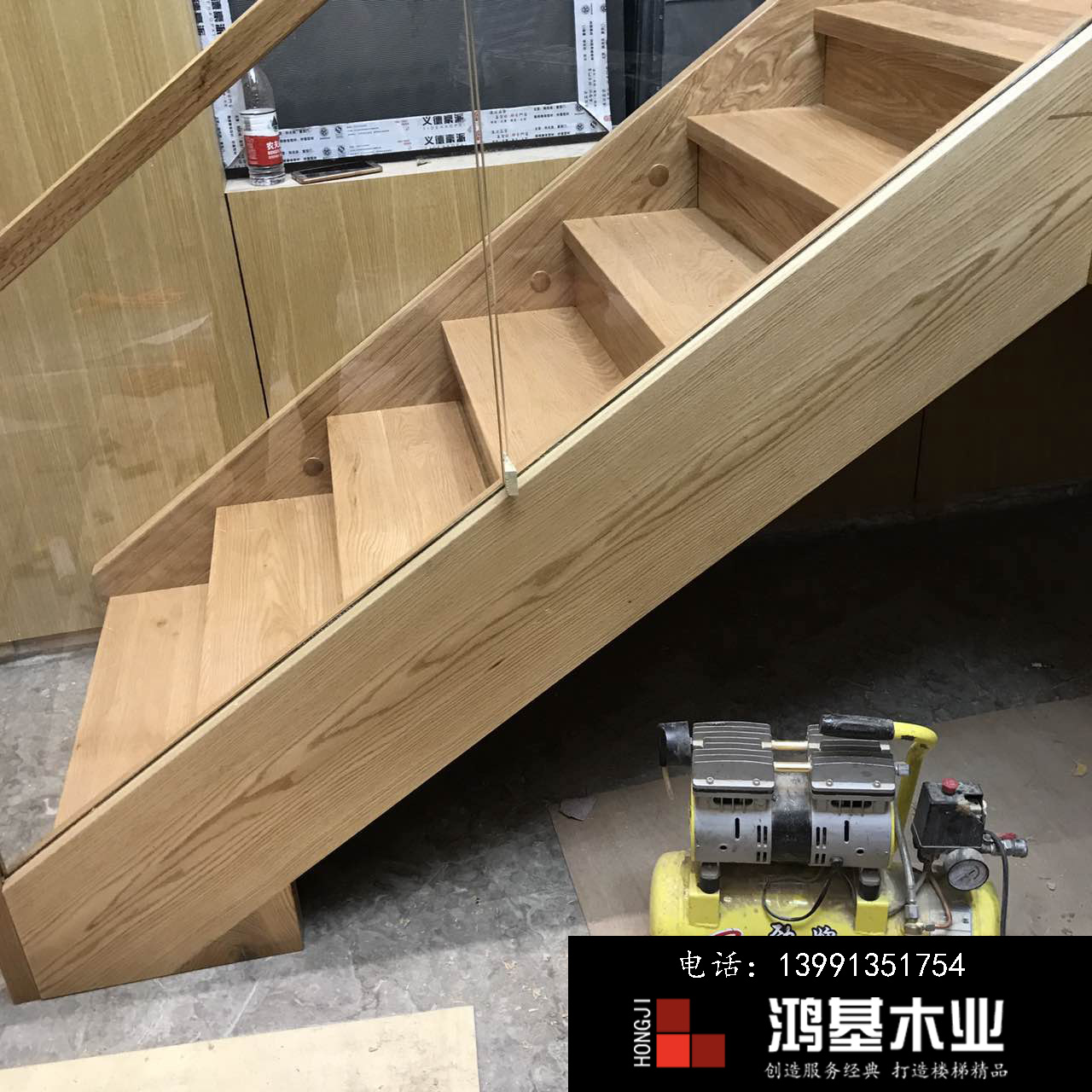 (西安市厂家直销实木楼梯)美国红橡木定制玻璃护栏实木楼梯-鸿基楼梯