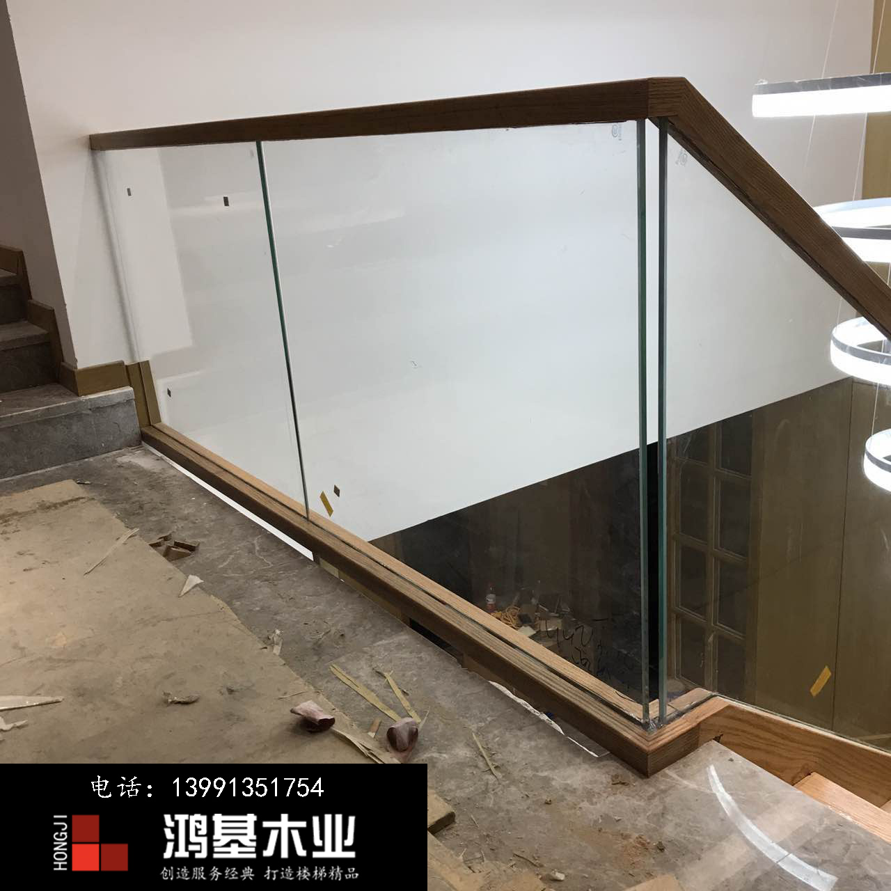 (西安市厂家直销实木楼梯)美国红橡木定制玻璃护栏实木楼梯-鸿基楼梯