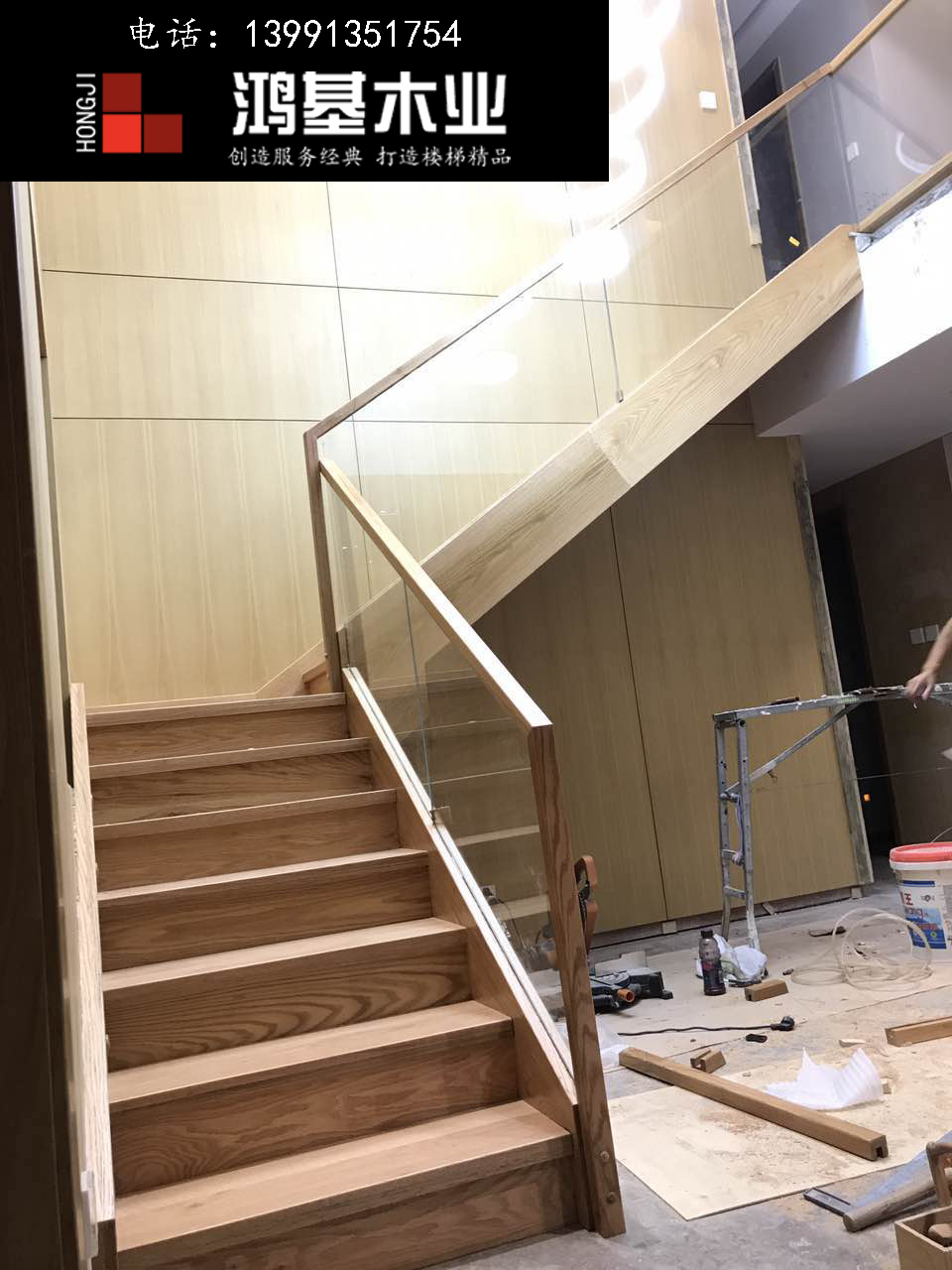 (西安市厂家直销实木楼梯)美国红橡木定制玻璃护栏实木楼梯-鸿基楼梯