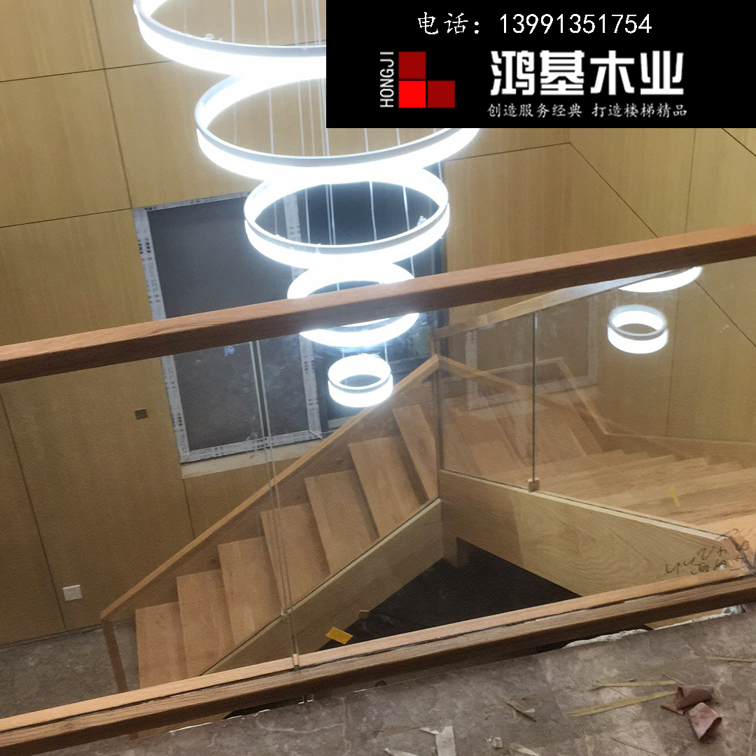 (西安市厂家直销实木楼梯)美国红橡木定制玻璃护栏实木楼梯-鸿基楼梯