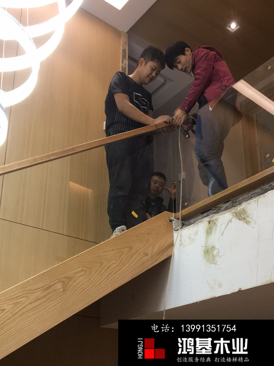 (西安市厂家直销实木楼梯)美国红橡木定制玻璃护栏实木楼梯-鸿基楼梯